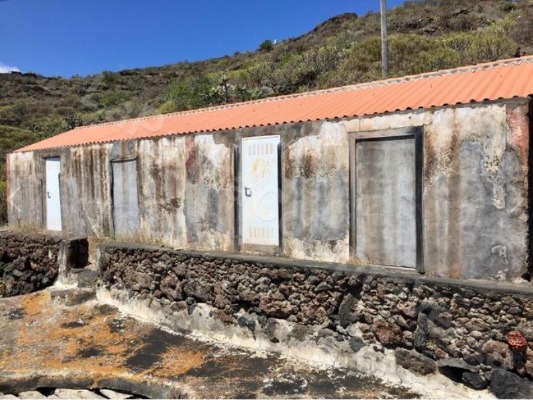 ID-305    Casa con finca Rústica, y un aljibe